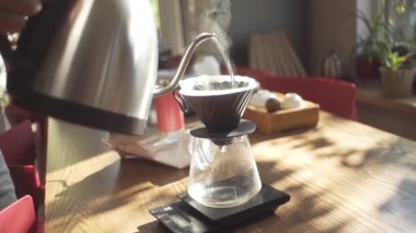 Qigong ustası V60 kahve yapar.