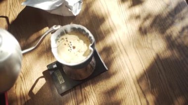 Qigong ustası V60 kahve yapar.