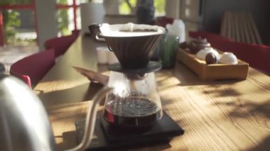 Qigong ustası V60 kahve yapar.