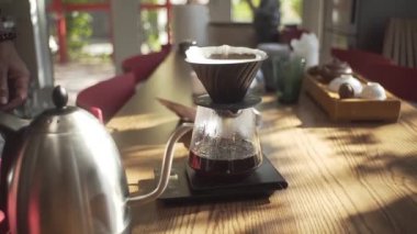 Qigong ustası V60 kahve yapar.