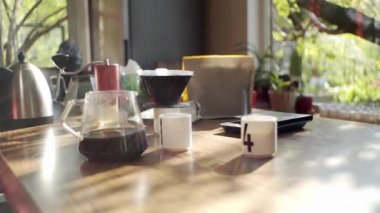 Qigong ustası V60 kahve yapar.