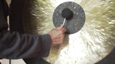 Bir qigong ustası gong ve kristal kase kullanarak meditasyon yapar, Kristal Tibet şarkı kasesi, bir usta vücut için enerji alır.