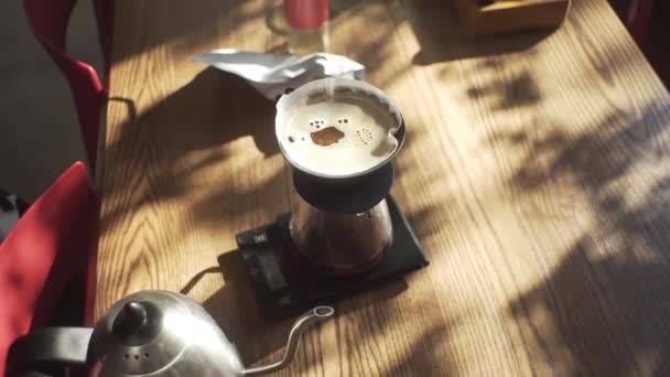 Qigongmästare Gör V60 Kaffe — Stockvideo