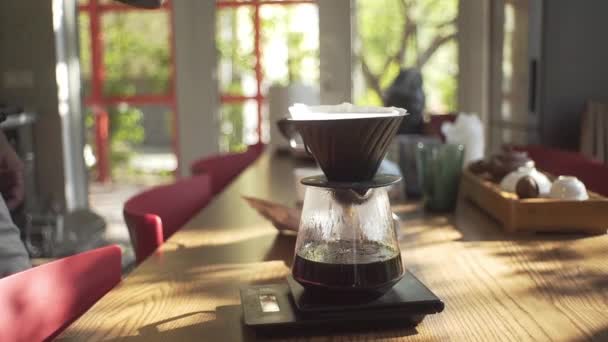 Qigong Meester Maakt V60 Koffie — Stockvideo