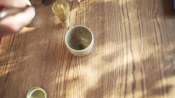 Mestre Qigong Prepara Chá Matcha — Vídeo de Stock