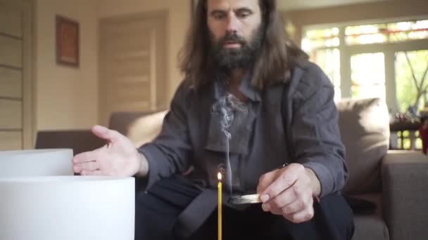 Maestro Qigong Conduce Meditazione Usando Gong Una Ciotola Cristallo Una — Video Stock