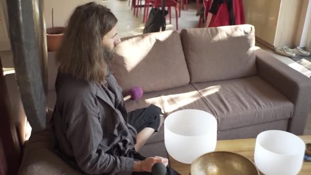 Mistrz Qigong Prowadzi Medytację Przy Użyciu Gongu Crystal Bowl Crystal — Wideo stockowe