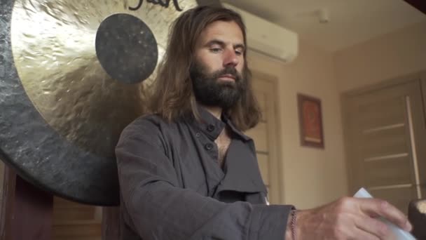 Maestro Del Qigong Lleva Cabo Meditación Usando Gong Tazón Cristal — Vídeo de stock