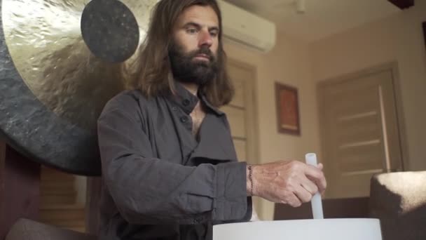 Qigong Master Conducts Meditation Using Gong Crystal Bowl Crystal Tibetian — Stock Video