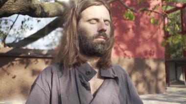 Bir qigong ustası gong ve kristal kase kullanarak meditasyon yapar, Kristal Tibet şarkı kasesi, bir usta vücut için enerji alır.