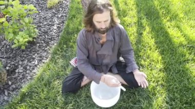 Bir qigong ustası gong ve kristal kase kullanarak meditasyon yapar, Kristal Tibet şarkı kasesi, bir usta vücut için enerji alır.