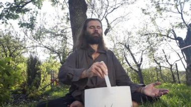 Bir qigong ustası gong ve kristal kase kullanarak meditasyon yapar, Kristal Tibet şarkı kasesi, bir usta vücut için enerji alır.