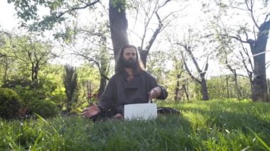 Bir qigong ustası gong ve kristal kase kullanarak meditasyon yapar, Kristal Tibet şarkı kasesi, bir usta vücut için enerji alır.