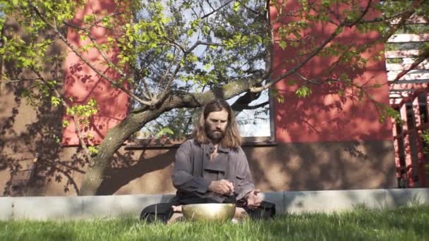 Mestre Qigong Realiza Meditação Usando Gongo Tigela Cristal Tigela Canto — Vídeo de Stock