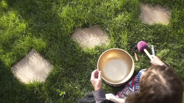 Een Qigong Meester Beoefent Meditatie Met Behulp Van Een Gong — Stockvideo