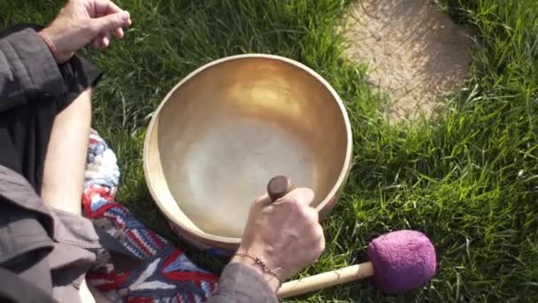 Mistrz Qigong Prowadzi Medytację Przy Użyciu Gongu Crystal Bowl Crystal — Wideo stockowe