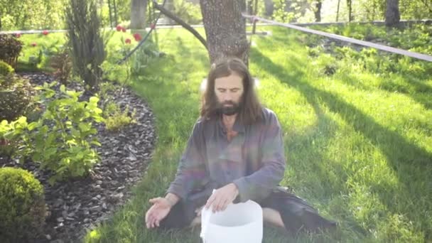 Mistrz Qigong Prowadzi Medytację Przy Użyciu Gongu Crystal Bowl Crystal — Wideo stockowe