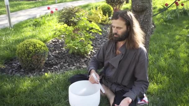 Mestre Qigong Realiza Meditação Usando Gongo Tigela Cristal Tigela Canto — Vídeo de Stock