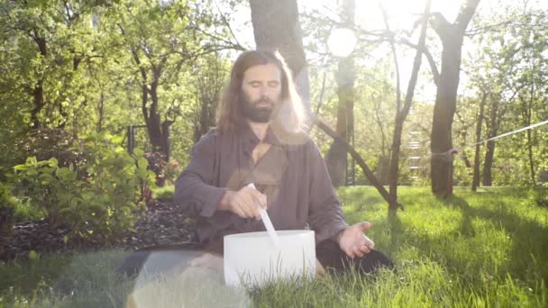 Bir Qigong Ustası Gong Kristal Kase Kullanarak Meditasyon Yapar Kristal — Stok video
