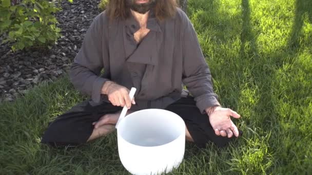 Ein Qigong Meister Meditiert Mit Einem Gong Und Kristallschale Kristall — Stockvideo