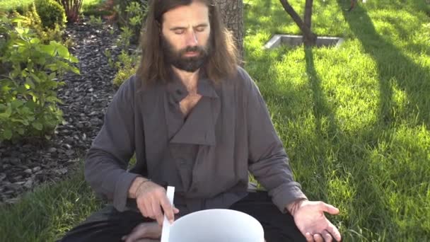 Een Qigong Meester Beoefent Meditatie Met Behulp Van Een Gong — Stockvideo