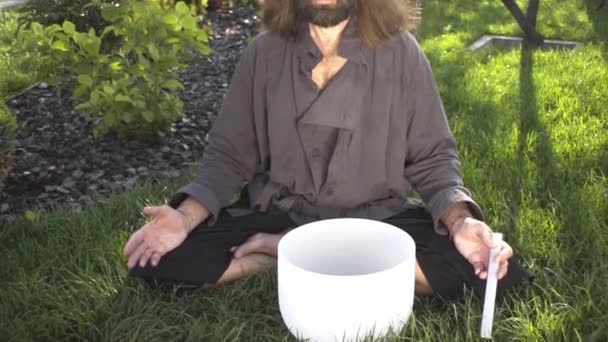 Maestro Qigong Conduce Meditazione Usando Gong Una Ciotola Cristallo Una — Video Stock