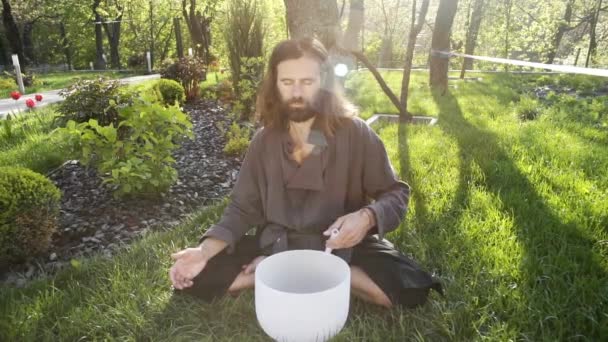 Maître Qigong Conduit Méditation Aide Gong Bol Cristal Bol Chant — Video