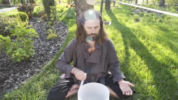 Bir Qigong Ustası Gong Kristal Kase Kullanarak Meditasyon Yapar Kristal — Stok video