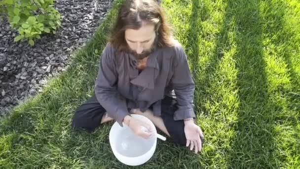 Mistrz Qigong Prowadzi Medytację Przy Użyciu Gongu Crystal Bowl Crystal — Wideo stockowe