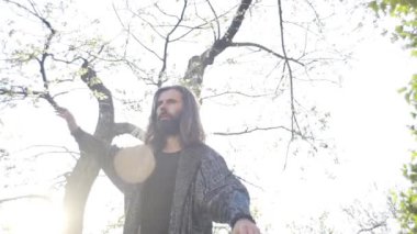 Bir qigong ustası ipte yürür ve dengesini korur.