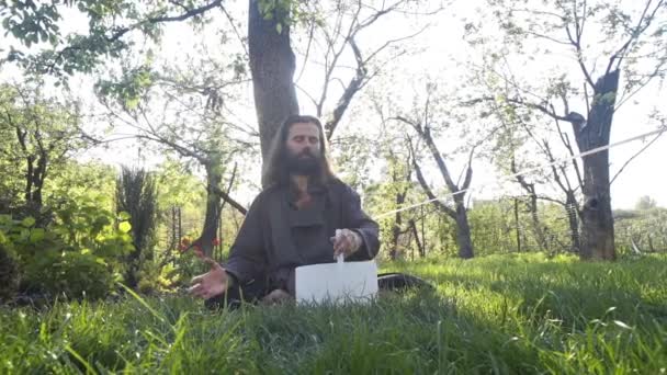 Bir Qigong Ustası Gong Kristal Kase Kullanarak Meditasyon Yapar Kristal — Stok video