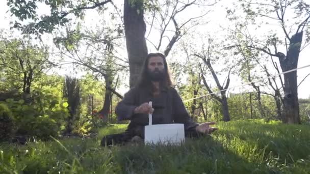 Maestro Del Qigong Lleva Cabo Meditación Usando Gong Tazón Cristal — Vídeos de Stock