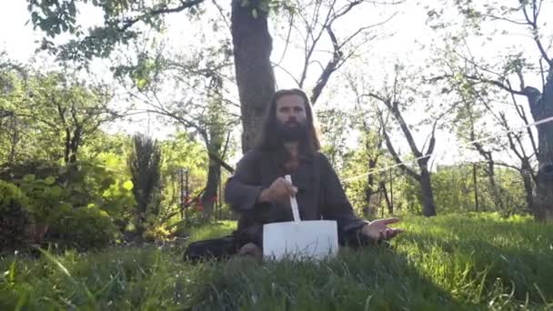 Mestre Qigong Realiza Meditação Usando Gongo Tigela Cristal Tigela Canto — Vídeo de Stock