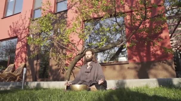 Mestre Qigong Realiza Meditação Usando Gongo Tigela Cristal Tigela Canto — Vídeo de Stock