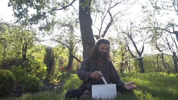 Maestro Qigong Conduce Meditazione Usando Gong Una Ciotola Cristallo Una — Video Stock