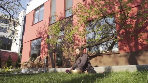 Mestre Qigong Realiza Meditação Usando Gongo Tigela Cristal Tigela Canto — Vídeo de Stock