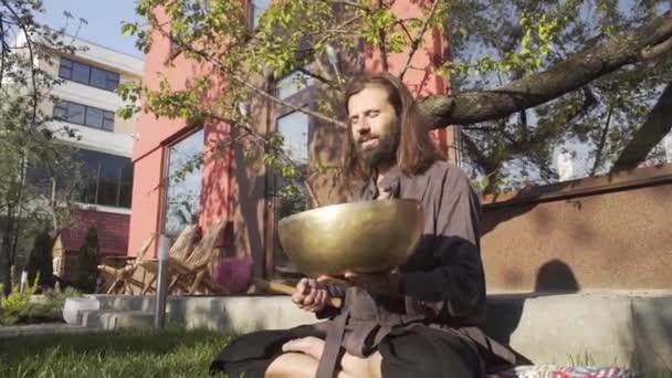 Een Qigong Meester Beoefent Meditatie Met Behulp Van Een Gong — Stockvideo