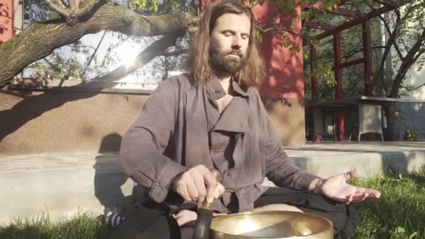 Mestre Qigong Realiza Meditação Usando Gongo Tigela Cristal Tigela Canto — Vídeo de Stock