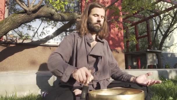 Een Qigong Meester Beoefent Meditatie Met Behulp Van Een Gong — Stockvideo