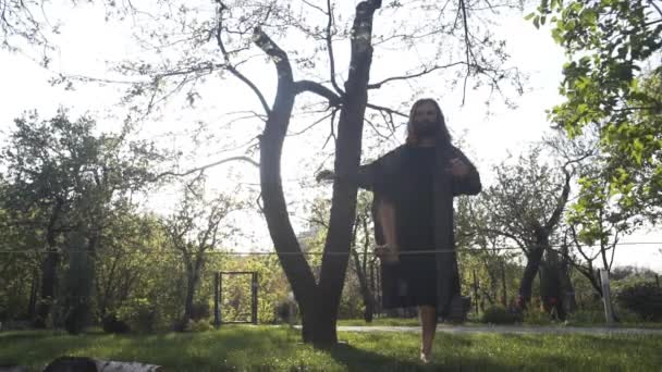 Egy Qigong Mester Egy Kötélen Jár Hogy Egyensúlyban Tartsa Magát — Stock videók