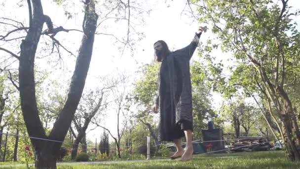 Mestre Qigong Caminha Sobre Uma Corda Mantendo Seu Equilíbrio — Vídeo de Stock