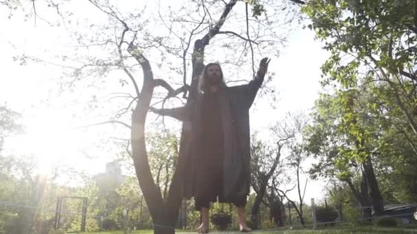 Mestre Qigong Caminha Sobre Uma Corda Mantendo Seu Equilíbrio — Vídeo de Stock