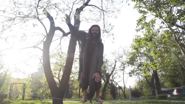 Ein Qigong Meister Bewegt Sich Auf Einem Seil Und Hält — Stockvideo