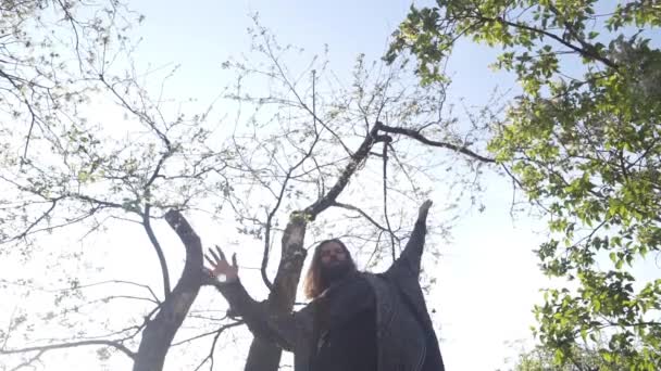 Mestre Qigong Caminha Sobre Uma Corda Mantendo Seu Equilíbrio — Vídeo de Stock