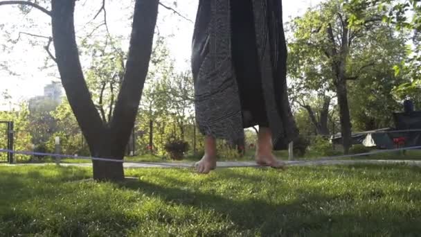 Майстер Цигун Ходить Мотузці Зберігаючи Баланс — стокове відео
