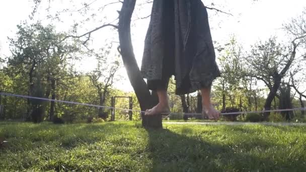 Ένας Δάσκαλος Τσιγκόνγκ Περπατάει Ένα Σχοινί Κρατώντας Την Ισορροπία Του — Αρχείο Βίντεο