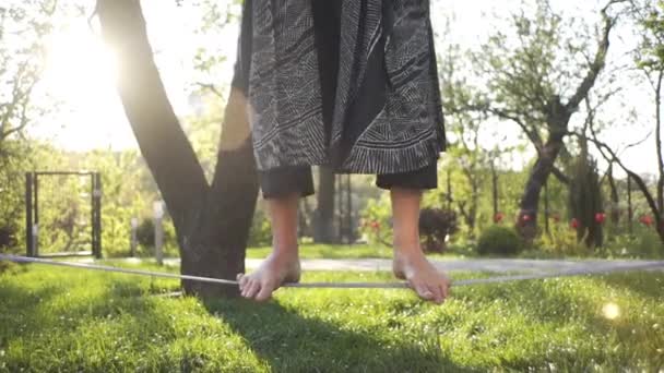 Mestre Qigong Caminha Sobre Uma Corda Mantendo Seu Equilíbrio — Vídeo de Stock