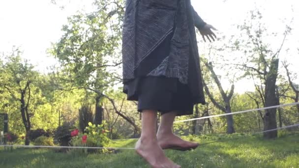 Maître Qigong Marche Sur Une Corde Gardant Son Équilibre — Video