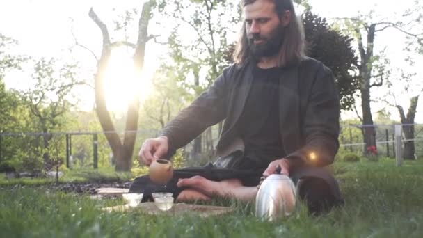 Een Qigong Meester Bereidt Een Theeceremonie Voor Voor Yoga Meditatie — Stockvideo