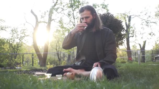 Een Qigong Meester Bereidt Een Theeceremonie Voor Voor Yoga Meditatie — Stockvideo
